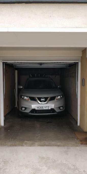West End & Eicc With Parking Appartement